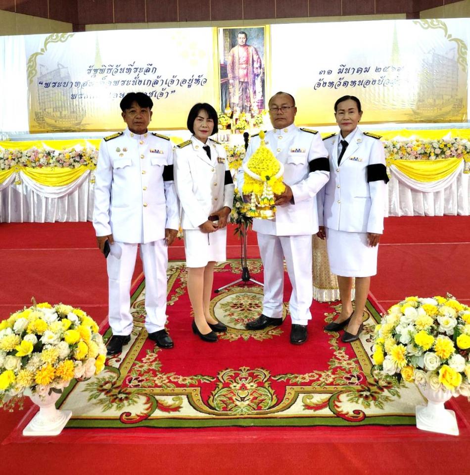 #เข้าร่วมพิธีวางพานพุ่มดอกไม้สดถวายสักการะ 